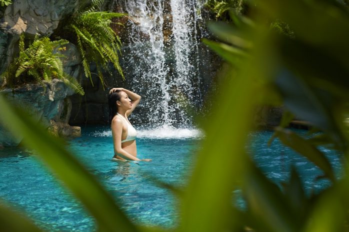 so-spa-float-pool-with-waterfall