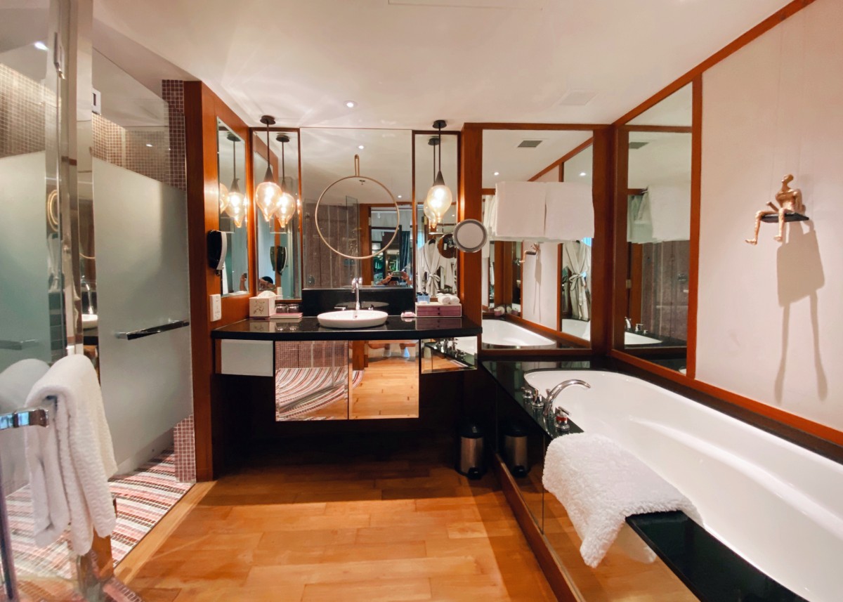 junior-suite-bathroom